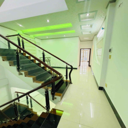 Nhà rộng 2 lầu 4pn 3 máy lạnh Mặt tiền Nguyễn Hiền