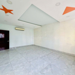 Nhà sân vườn trước sau,dt8*40m,1lau,5pn,5wc,có gara oto, hợp ở làm vp