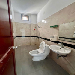 Nhà sân vườn trước sau,dt8*40m,1lau,5pn,5wc,có gara oto, hợp ở làm vp