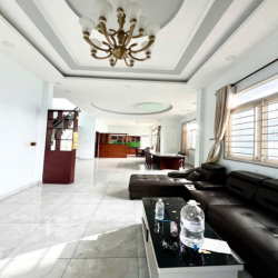 Nhà sân vườn trước sau,dt8*40m,1lau,5pn,5wc,có gara oto, hợp ở làm vp