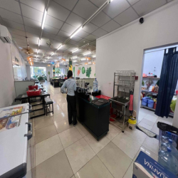 Sang quán lẩu mặt tiền 8x25 gần Đỗ Xuân Hợp đối diện trường Đại Học