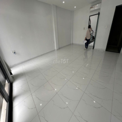 Cho thuê văn phòng giá 7.5tr 40m2 có ban công thông thoàng