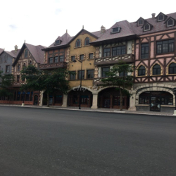 Cho thuê căn Shophouse màu vàng nằm chính giữa tại Vinwonders