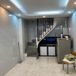 Cho thuê nhà nguyên căn mới xây 4 tầng tại ngõ 110 Minh Khai. 