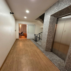 Tòa nhà mặt tiền gần 600m2, thang máy