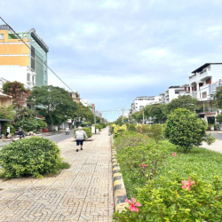 Tòa nhà mặt tiền gần 600m2, thang máy