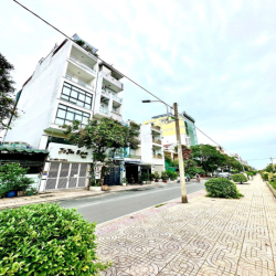 Tòa nhà mặt tiền gần 600m2, thang máy