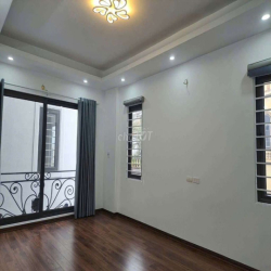 Cho thuê nhà nguyên căn phố Việt Hưng 