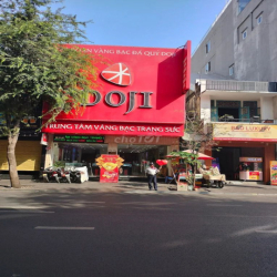 Cho thuê nhà mặt tiền đường Lê Thánh Tôn, phường Bến Thành, Quận 1.