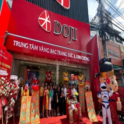 Cho thuê nhà mặt tiền đường Lê Thánh Tôn, phường Bến Thành, Quận 1.