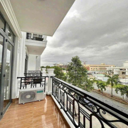 Nhà rộng 3 lầu 6pn full máy lạnh (wc trong) KdC 586