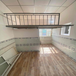 phòng mới , cửa sổ to, hành lang thoáng hai đầu, sân phơi  đồ riêng.