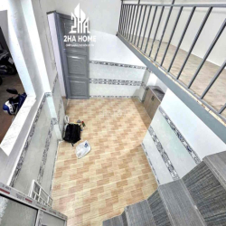 phòng mới , cửa sổ to, hành lang thoáng hai đầu, sân phơi  đồ riêng.