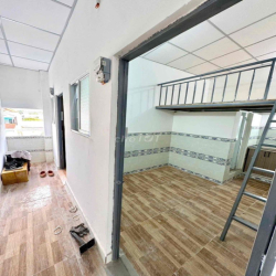 phòng mới , cửa sổ to, hành lang thoáng hai đầu, sân phơi  đồ riêng.