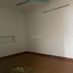 Cho thuê nhà ô tô đỗ cửa ở ngõ 1120 Nguyễn Khoái, Vĩnh Hưng. 11tr