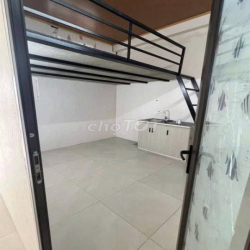 PHÒNG Chỉ 2.6tr có gác máy lạnh nước nóng KCX Tân Thuận nhà mặt tiền