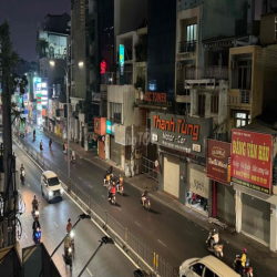 Nhà ở dư một phòng rộng 30m2 cần cho thuê lại (MT ngay ngã 4 Phú Nhuân