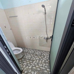 PHÒNG Chỉ 2.6tr có gác máy lạnh nước nóng KCX Tân Thuận nhà mặt tiền