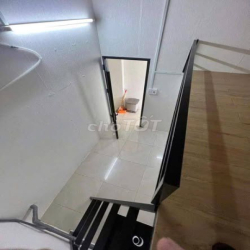 PHÒNG Chỉ 2.6tr có gác máy lạnh nước nóng KCX Tân Thuận nhà mặt tiền