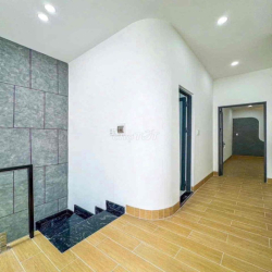 Nhà lầu mới 100% 2 phòng hẻm gần chợ An Hoà