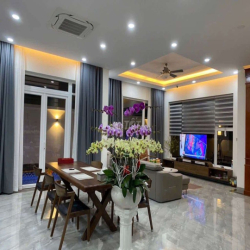 cho thuê villa hồ bơi sân vườn sát biển full nội thất cao cấp