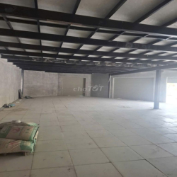 Cho thuê lô góc ba mặt thoáng ngay đèn xanh đèn đỏ Mê Linh