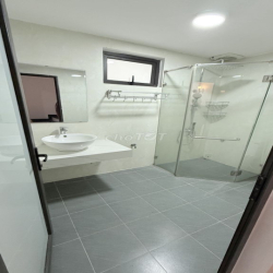 Cho thuê nhà mặt ngõ thông phố 8/3  - 35m2- 5 tầng lô góc