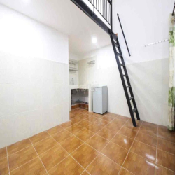 Phòng có gác, máy lạnh, gần trường công nghiệp thực phẩm aeon tân phu