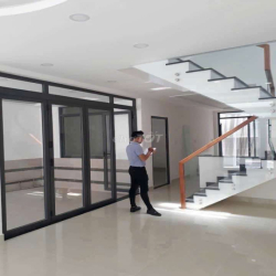 cho thuê nhà MỚI Đường ÂU CƠ 8,5X17M, 4 TẤM, 4PN, 5WC, giá 27 TRIỆU