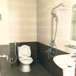 1 phòng ban công lớn, ngay ngã 5 Chuồng Chó