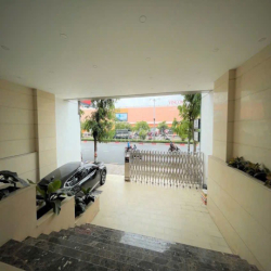CHO THUÊ TÒA NHÀ MẶT TIỀN 1600 TRUNG TÂM QUẬN 2