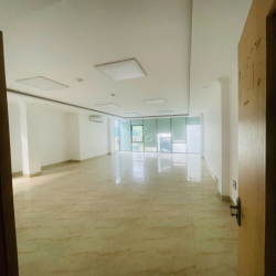 TÒA NHÀ VĂN PHÒNG NGUYỄN KHANG RỘNG 70M XÂY 7 TẦNG THÔNG SÀN THANG MÁY