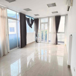 TÒA NHÀ VĂN PHÒNG NGUYỄN KHANG RỘNG 70M XÂY 7 TẦNG THÔNG SÀN THANG MÁY