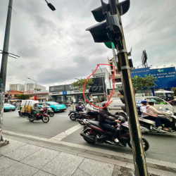 Mặt bằng siêu đẹp,ngã 3 đèn đỏ, sát nhìu ông lớn Katinat, Sacom,Hasa..
