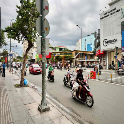Mặt bằng siêu đẹp,ngã 3 đèn đỏ, sát nhìu ông lớn Katinat, Sacom,Hasa..