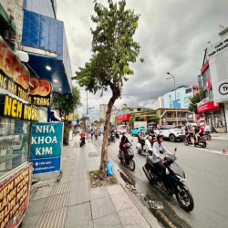 Mặt bằng siêu đẹp,ngã 3 đèn đỏ, sát nhìu ông lớn Katinat, Sacom,Hasa..