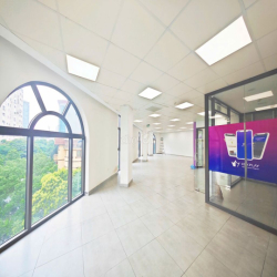 Cho thuê sàn văn phòng Lê Văn Lương 130m2 27tr lô góc full kính 