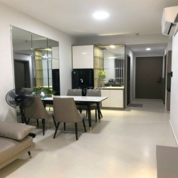 Cho thuê Căn 2PN Có sân vườn; View Hồ bơi; Gía thuê chỉ 9 triệu.