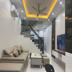 Cho thuê nhà nguyên căn mới tinh Bát Khối