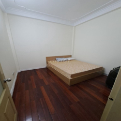 Cho thuê nhà ngõ 180 Hoàng Quốc Việt, Dt 40m2 x 5 tầng đường rộng 10m