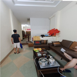 Cho thuê nhà ngõ 180 Hoàng Quốc Việt, Dt 40m2 x 5 tầng đường rộng 10m