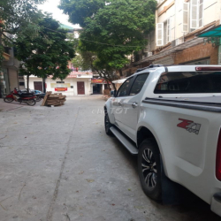 Cho thuê nhà ngõ 180 Hoàng Quốc Việt, Dt 40m2 x 5 tầng đường rộng 10m