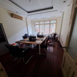 Cho thuê nhà ngõ 180 Hoàng Quốc Việt, Dt 40m2 x 5 tầng đường rộng 10m