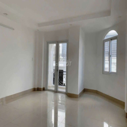 NHÀ ĐẸP GẦN CẦU BẾN  PHÂN DT 4*20, SÂN XE HƠI, 3PN, KHU AN NINH