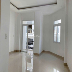 NHÀ ĐẸP GẦN CẦU BẾN  PHÂN DT 4*20, SÂN XE HƠI, 3PN, KHU AN NINH