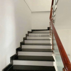 NHÀ ĐẸP GẦN CẦU BẾN  PHÂN DT 4*20, SÂN XE HƠI, 3PN, KHU AN NINH