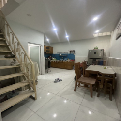 Cho thuê nhà 100m2 3PN, ngay Ngã 4 Thủ Đức, Hẻm oto thông, 11tr/ tháng