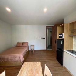 Căn Hộ Ban công Rộng 35m2 Full NT ngay Lạc Long Quân - Đông Hồ - Ni Sư