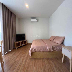 Căn Hộ Ban công Rộng 35m2 Full NT ngay Lạc Long Quân - Đông Hồ - Ni Sư