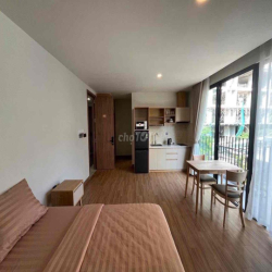 Căn Hộ Ban công Rộng 35m2 Full NT ngay Lạc Long Quân - Đông Hồ - Ni Sư